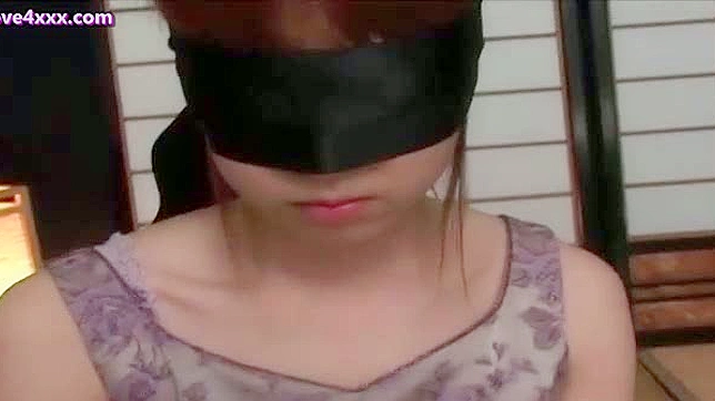 害羞的亚洲小妞被绑起来