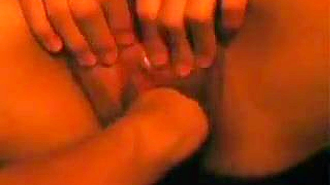 拥有松驰阴道的亚洲女性被拳头插入