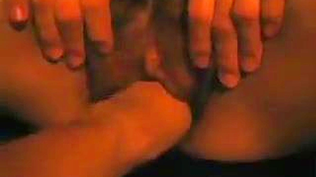 拥有松驰阴道的亚洲女性被拳头插入