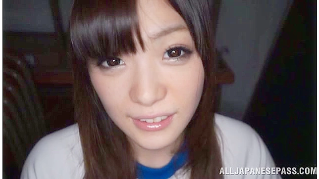 迷人的少女用温暖的嘴唇在第一视角中创造魔力。