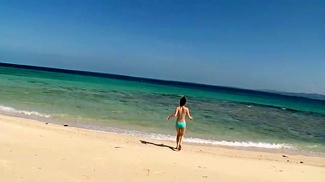 她穿着比基尼炫耀她的身材