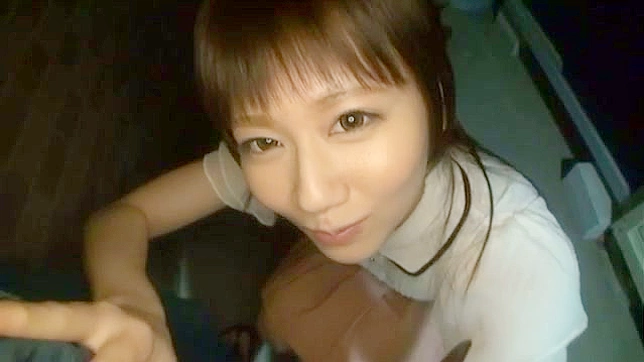 她用嘴巴侍奉粗大的阳具