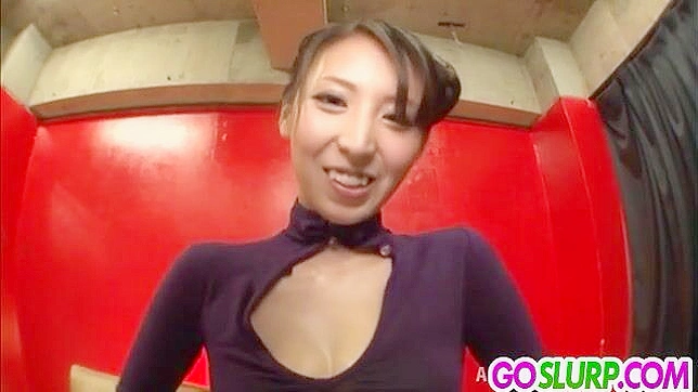苗条美女用温暖的亚洲唇尝试大尺寸阳具
