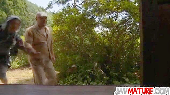 老年夫妇在做爱时被窥淫癖者用摄像机拍摄下来。