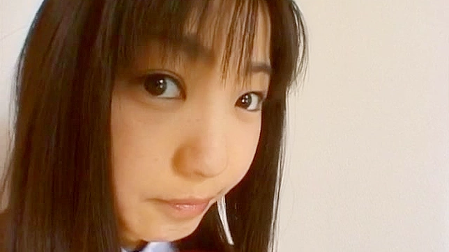 安娜·库拉莫托在校服下使用震动棒享受快感