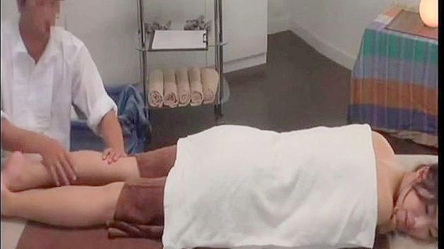 丰满熟女在一场性感按摩中激情四溢