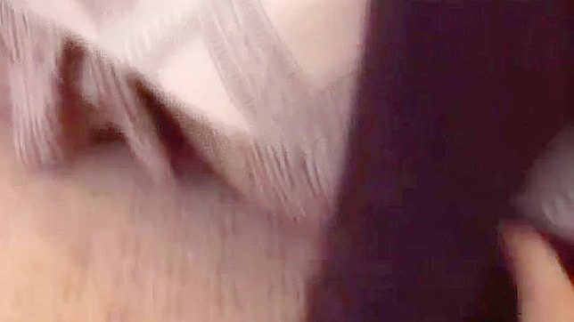 亚洲少女享受手指按摩她的毛茸茸阴部的乐趣
