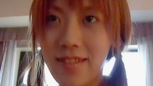 亚洲少女享受手指按摩她的毛茸茸阴部的乐趣