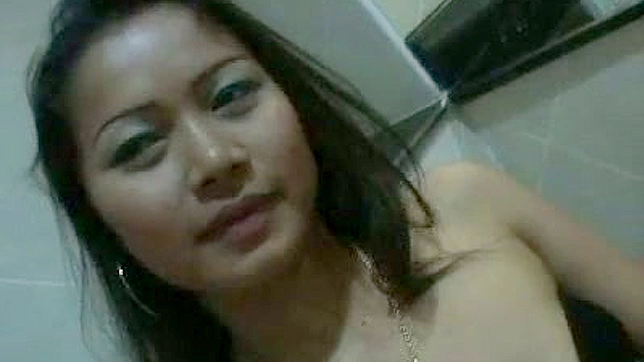 用手指狠狠地玩弄她紧致的阴道