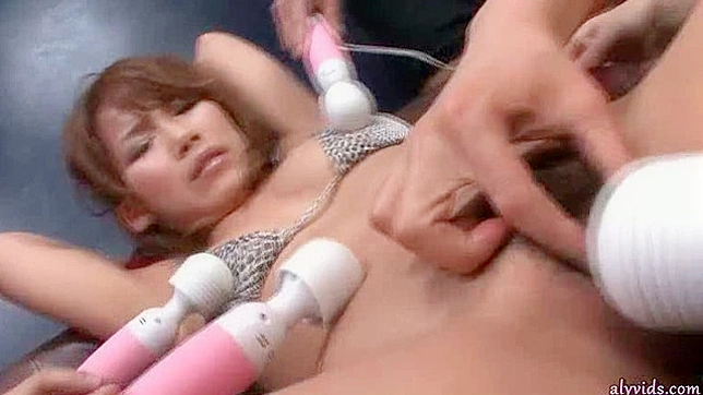 甜美的亚洲女孩享受自慰棒视频2