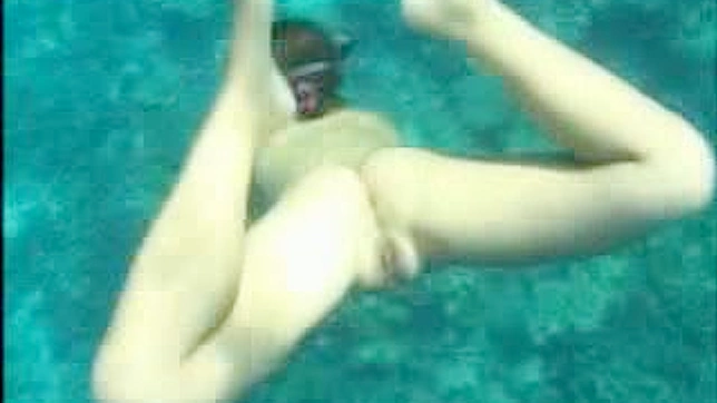 亚洲业余妹子在水下吸鸡巴同时被手指插入