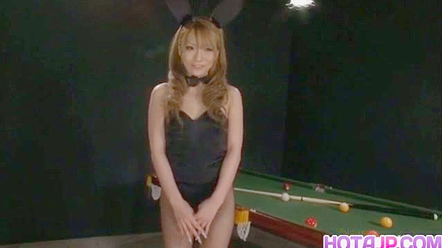 浅香琴佳穿破渔网只为在屁眼和阴部享受性玩具的刺激