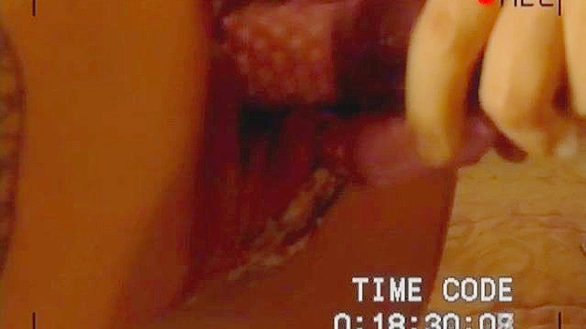佐仓莉奈隔着丝袜口交并被狠狠操视频2