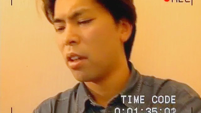 Riona Sakamaki 吸吮阴茎并通过丝袜被做爱