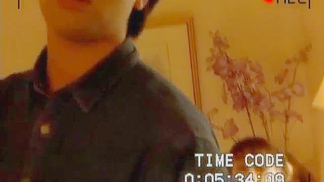 Riona Sakamaki 吸吮阴茎并通过丝袜被做爱