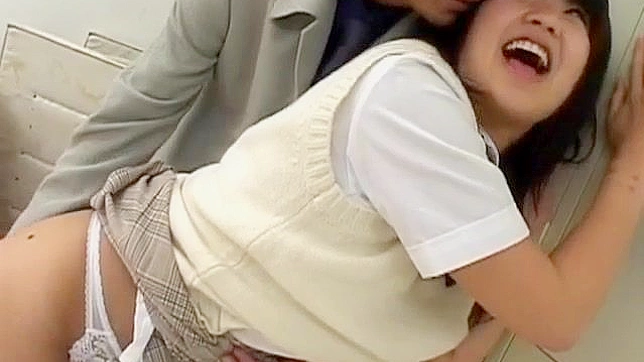 凛被抚摸着穿白色内裤的阴部，并用吸硬的大鸡巴做爱视频4