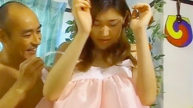 安库拉基用阳具和阴茎在三人行视频中被操3