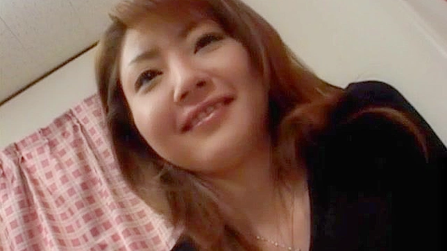 康吉丽娜玩弄着她的丰乳，揉搓并抚摸棕色的蜜穴。