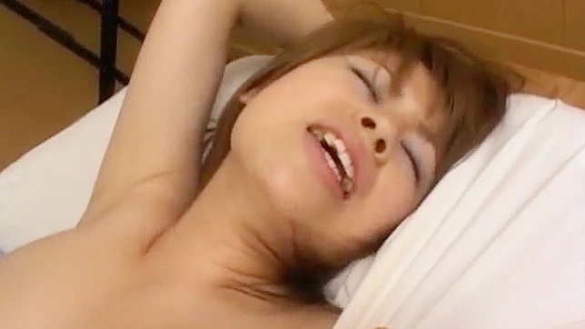 若月留美的阴道被震动棒和硬勃阳具轮番插入视频4