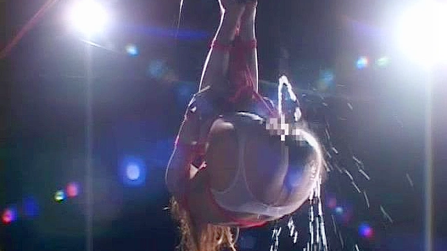 大胸美女的乳房被揉捏刺激