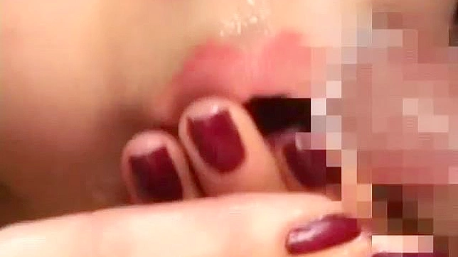 诱人的亚裔女孩得到热烈的爱抚