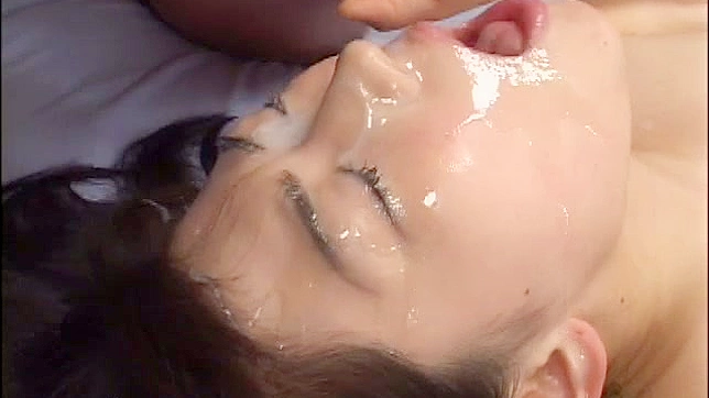 可爱亚洲妹子微笑接受火热颜射 cumshot