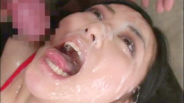 丰满女神脸上沾满温热精液的瞬间