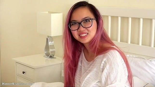 可爱的大胸英国亚洲少女