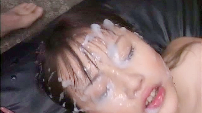 棕发女郎在室内狂野地享受多人精液喷射