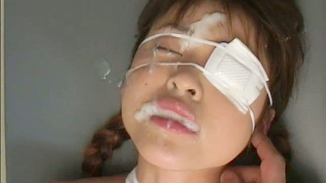 丰满美人与饥渴医生分享她多毛的性感私处