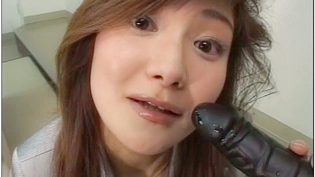 饥渴美女用自慰器吸吮享受激情乐趣