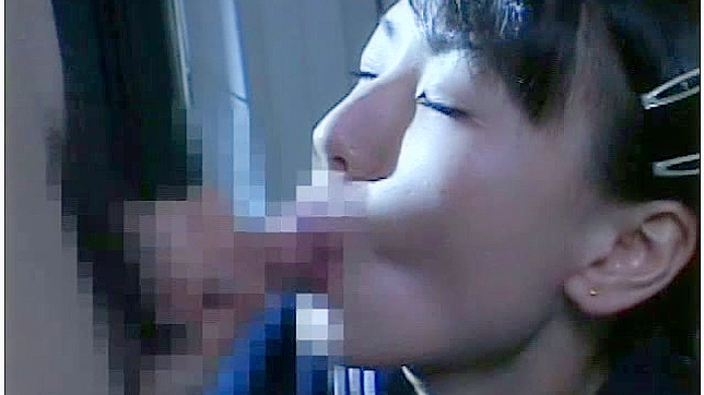 热辣女学生享受接吻和激烈做爱