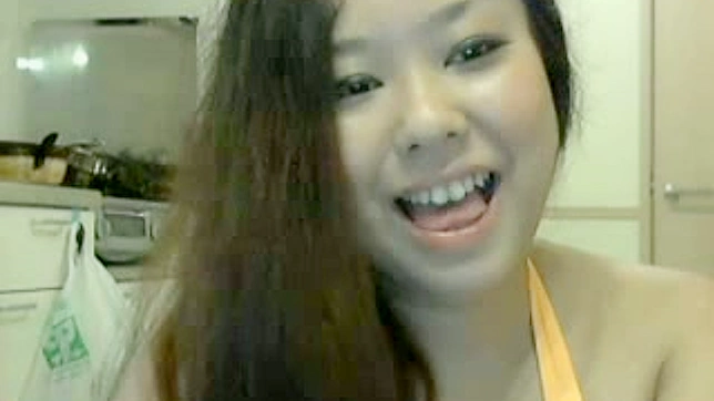 迷人的亚洲少女爱芙柯在镜头前摇晃她巨大的胸部