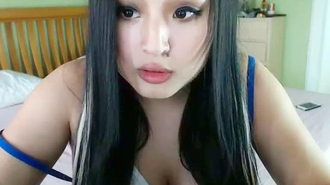 渴望性感的亚裔少女Flowerr做模特，在镜头前玩肮脏游戏。