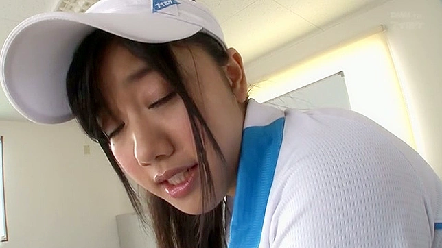 饥渴的女孩在更衣室里吸吮大鸡巴