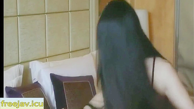 调皮的少女非常喜欢骑着阳具狂野地爱抚自己的阴部