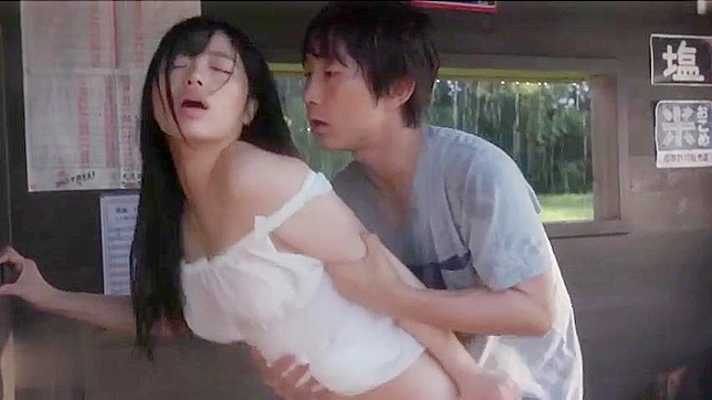 在公交车上，日本黑发美女和男友激烈做爱