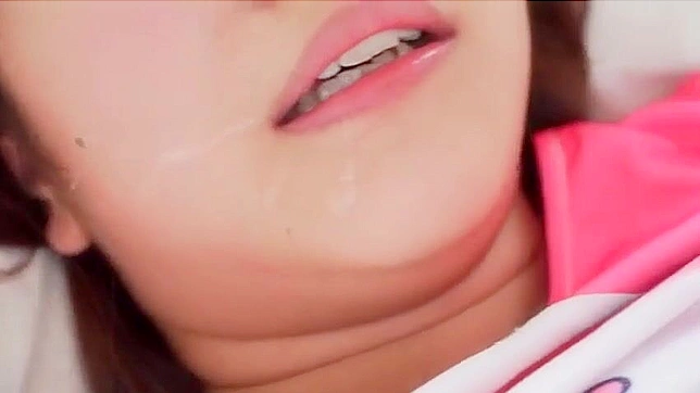 短发柔韧的日本女人正在吞吸大鸡巴并被深深干翻