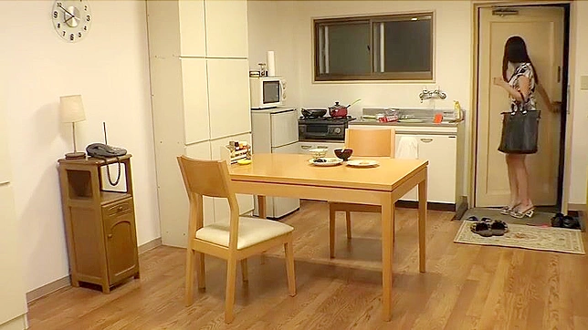 不忠的日本妻子与邻居独处时疯狂做爱