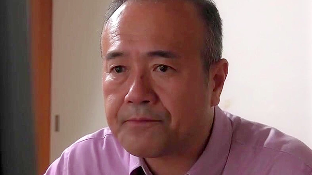 日本戴绿帽男目击胖女与肥佬激情做爱场景