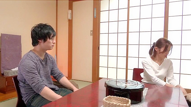 日本妻子暂时放下日常事务，去找她的炮友相聚。