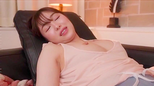 出轨的日本女人有着迷人的臀部，与她可爱的好友激情做爱。