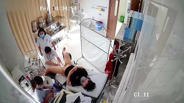 黑客入侵妇科诊所摄像头，拍到一些女孩来做堕胎手术。
