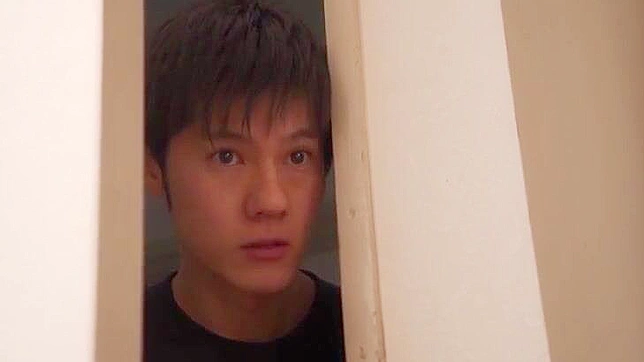 邪恶日本继母享受着她怪癖继子的长阳具乐趣