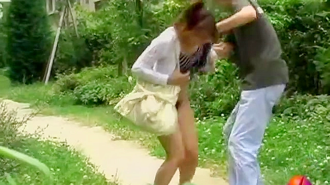 在公园散步对每天不穿内裤的鲨鱼很好，日本妓女，鲨鱼行为。