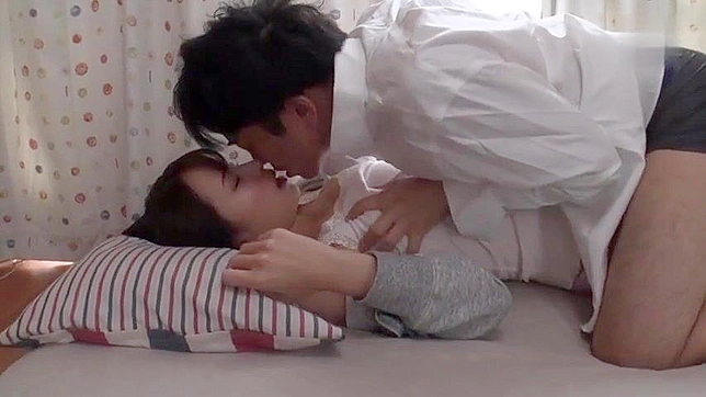 日本妻子与学生在无删减的爱恋场景中尽情骑乘硬挺阳具。