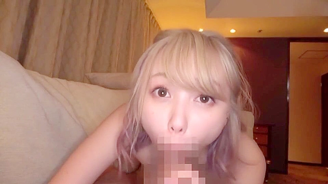 迷人的日本美女展现她疯狂的想法和激烈骑乘技巧