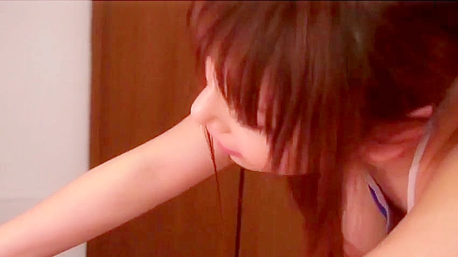 性感丰腴女孩让他深深插入她的日本小穴