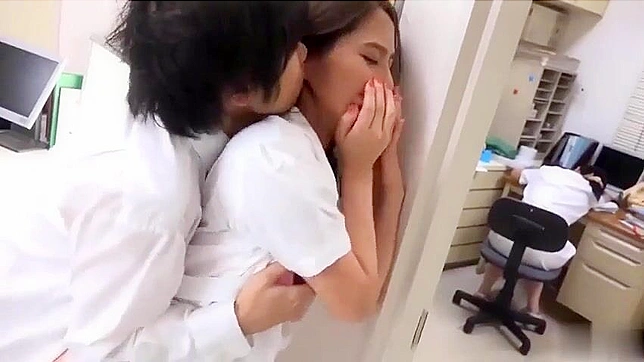 大胆日本女郎探索对大屌和快速性爱的渴望