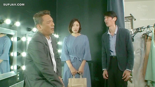 日本妻子的XXX摄影，被霸道上司在丈夫面前操满足了 cuck 幻想。